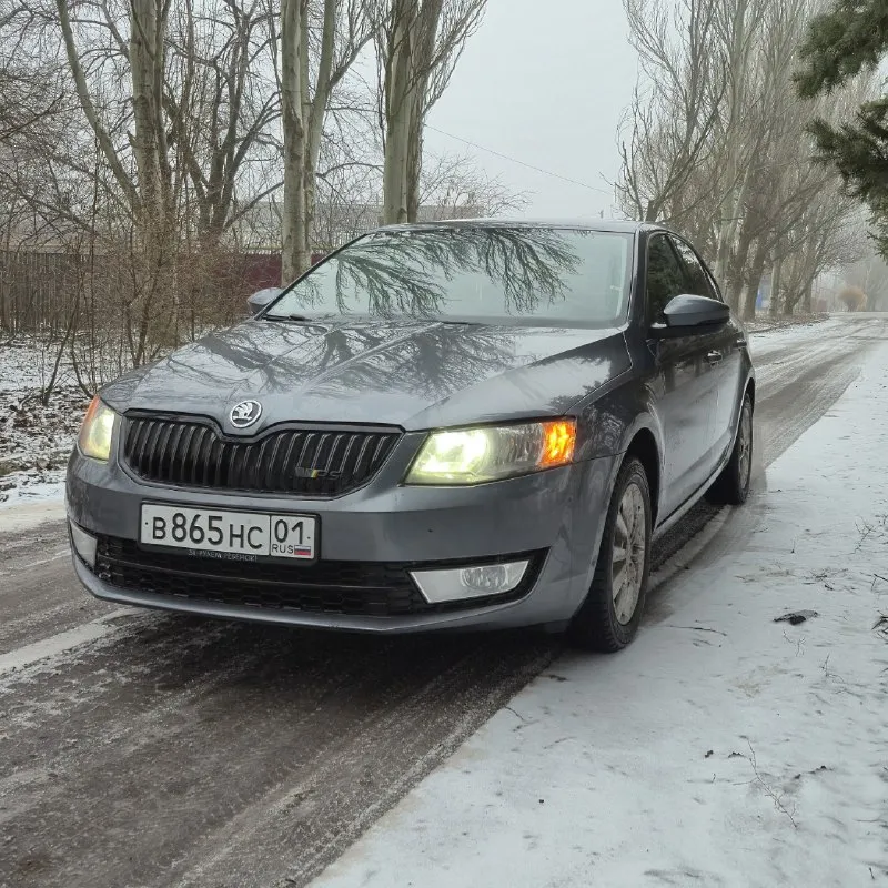 Skoda octavia a7 лифтбек автомобиль 2013 года выпуска. пробег 196 000 километров. двигатель 1.8 tsi (180 лс). коробка передач роботизированая (dq200). в данном сочетании авто очень хорошо едет и имеет приятный расход топлива. автомобиль в отличном техническом состоянии, обслужено всё, что необходимо. из ключевого что делалось, это замена сцепления и мехатроника на 180.000км. помпа стоит новая, усиленная. заменил пластиковый поддон двс на алюминевый и крышку фильтра, что дало снижение температуры масла и отсутвие риска деформации пластиковых элементов. в целом, на текущий момент в автомобиле делать ничего не нужно. по кузову автомобиль полностью в родном окрасе, ни одного крашеного элемента или намека на коррозию. по комплектации, есть климат-контроль, подогревы сидений, датчик дождя, датчик света, четыре эсп, круиз-контроль, электроскладывание и обогрев боковых зеркал. стоит новая зимняя резина на оригинальных литых дисках. птс оригинал, я собственник. стоимость - 1 550 📞 звоните: +7(949)7387434 - фотография - 2