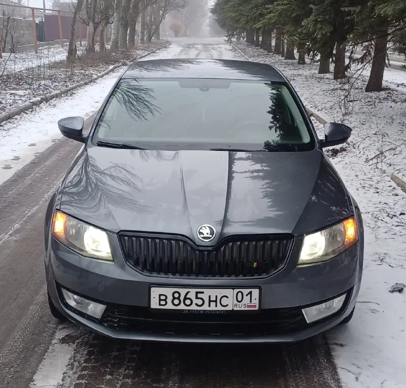 Skoda octavia a7 лифтбек автомобиль 2013 года выпуска. пробег 196 000 километров. двигатель 1.8 tsi (180 лс). коробка передач роботизированая (dq200). в данном сочетании авто очень хорошо едет и имеет приятный расход топлива. автомобиль в отличном техническом состоянии, обслужено всё, что необходимо. из ключевого что делалось, это замена сцепления и мехатроника на 180.000км. помпа стоит новая, усиленная. заменил пластиковый поддон двс на алюминевый и крышку фильтра, что дало снижение температуры масла и отсутвие риска деформации пластиковых элементов. в целом, на текущий момент в автомобиле делать ничего не нужно. по кузову автомобиль полностью в родном окрасе, ни одного крашеного элемента или намека на коррозию. по комплектации, есть климат-контроль, подогревы сидений, датчик дождя, датчик света, четыре эсп, круиз-контроль, электроскладывание и обогрев боковых зеркал. стоит новая зимняя резина на оригинальных литых дисках. птс оригинал, я собственник. стоимость - 1 550 📞 звоните: +7(949)7387434 - фотография - 3
