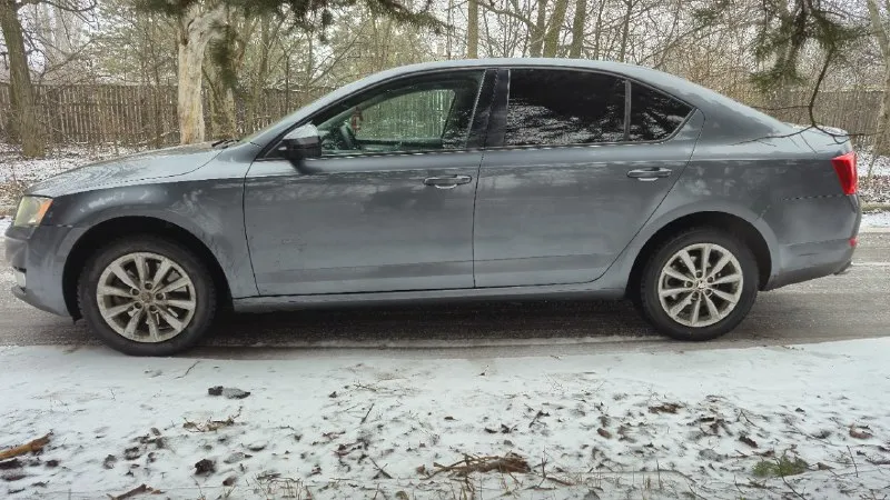 Skoda octavia a7 лифтбек автомобиль 2013 года выпуска. пробег 196 000 километров. двигатель 1.8 tsi (180 лс). коробка передач роботизированая (dq200). в данном сочетании авто очень хорошо едет и имеет приятный расход топлива. автомобиль в отличном техническом состоянии, обслужено всё, что необходимо. из ключевого что делалось, это замена сцепления и мехатроника на 180.000км. помпа стоит новая, усиленная. заменил пластиковый поддон двс на алюминевый и крышку фильтра, что дало снижение температуры масла и отсутвие риска деформации пластиковых элементов. в целом, на текущий момент в автомобиле делать ничего не нужно. по кузову автомобиль полностью в родном окрасе, ни одного крашеного элемента или намека на коррозию. по комплектации, есть климат-контроль, подогревы сидений, датчик дождя, датчик света, четыре эсп, круиз-контроль, электроскладывание и обогрев боковых зеркал. стоит новая зимняя резина на оригинальных литых дисках. птс оригинал, я собственник. стоимость - 1 550 📞 звоните: +7(949)7387434 - фотография - 5