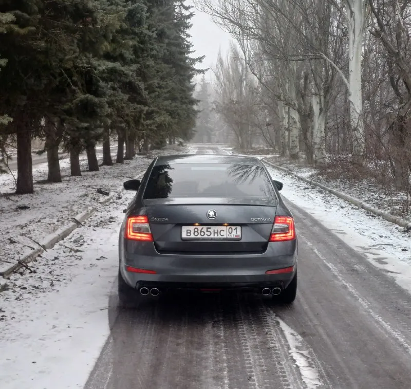 Skoda octavia a7 лифтбек автомобиль 2013 года выпуска. пробег 196 000 километров. двигатель 1.8 tsi (180 лс). коробка передач роботизированая (dq200). в данном сочетании авто очень хорошо едет и имеет приятный расход топлива. автомобиль в отличном техническом состоянии, обслужено всё, что необходимо. из ключевого что делалось, это замена сцепления и мехатроника на 180.000км. помпа стоит новая, усиленная. заменил пластиковый поддон двс на алюминевый и крышку фильтра, что дало снижение температуры масла и отсутвие риска деформации пластиковых элементов. в целом, на текущий момент в автомобиле делать ничего не нужно. по кузову автомобиль полностью в родном окрасе, ни одного крашеного элемента или намека на коррозию. по комплектации, есть климат-контроль, подогревы сидений, датчик дождя, датчик света, четыре эсп, круиз-контроль, электроскладывание и обогрев боковых зеркал. стоит новая зимняя резина на оригинальных литых дисках. птс оригинал, я собственник. стоимость - 1 550 📞 звоните: +7(949)7387434 - фотография - 7