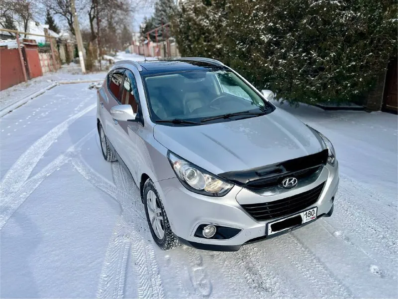 Продам hyundai ix35 sls! авто в отличнейшем состоянии! # 2.0 бензин пробег 204.000т. с к. м год 2011 кпп автомат привод полный полностью обслужена в плоть до шлицов полного привода, и панарамы! # в идеальном состоянии без задиров и т. д комплектации максимальная ! панорамная крыша без ключевой доступ запуск мотора с кнопки start-stop салон полностью кожаный родной заменена музыка на hannibal sounds 6 колонок сабвуфер в штатном месте камера заднего вида fullhd парктроники gps навигация днр добавлено)) hand free bluetooth с управлением на руле круиз контроль спуск с горы блокировка дифа датчик света дождя 4 зоны обогрева сидений 2х зонный климат сигнализация gsm с автозапуском! два комплекта резины ! местный учет хоз ! осмотр г. донецк центр пересечения ильича-шевченко цена 1.380.000 т. с руб. хороший торг ! + 7 949 590 5326 📲 tg: sss$ 📞 +7(949)5905326 📲 tg: sss$ 📞 звоните: +7(949)5905326 - фотография - 1