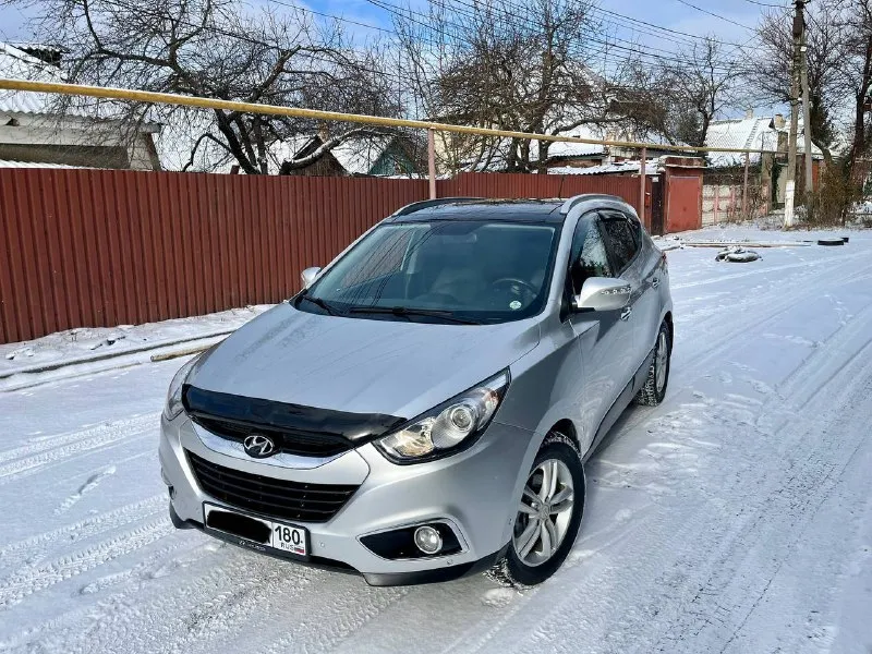 Продам hyundai ix35 sls! авто в отличнейшем состоянии! # 2.0 бензин пробег 204.000т. с к. м год 2011 кпп автомат привод полный полностью обслужена в плоть до шлицов полного привода, и панарамы! # в идеальном состоянии без задиров и т. д комплектации максимальная ! панорамная крыша без ключевой доступ запуск мотора с кнопки start-stop салон полностью кожаный родной заменена музыка на hannibal sounds 6 колонок сабвуфер в штатном месте камера заднего вида fullhd парктроники gps навигация днр добавлено)) hand free bluetooth с управлением на руле круиз контроль спуск с горы блокировка дифа датчик света дождя 4 зоны обогрева сидений 2х зонный климат сигнализация gsm с автозапуском! два комплекта резины ! местный учет хоз ! осмотр г. донецк центр пересечения ильича-шевченко цена 1.380.000 т. с руб. хороший торг ! + 7 949 590 5326 📲 tg: sss$ 📞 +7(949)5905326 📲 tg: sss$ 📞 звоните: +7(949)5905326 - фотография - 3