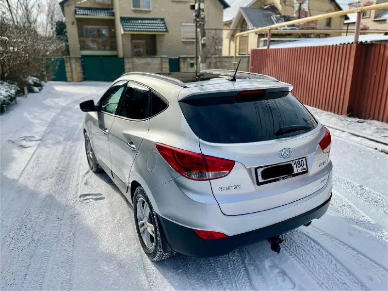 Продам hyundai ix35 sls! авто в отличнейшем состоянии! # 2.0 бензин пробег 204.000т. с к. м год 2011 кпп автомат привод полный полностью обслужена в плоть до шлицов полного привода, и панарамы! # в идеальном состоянии без задиров и т. д комплектации максимальная ! панорамная крыша без ключевой доступ запуск мотора с кнопки start-stop салон полностью кожаный родной заменена музыка на hannibal sounds 6 колонок сабвуфер в штатном месте камера заднего вида fullhd парктроники gps навигация днр добавлено)) hand free bluetooth с управлением на руле круиз контроль спуск с горы блокировка дифа датчик света дождя 4 зоны обогрева сидений 2х зонный климат сигнализация gsm с автозапуском! два комплекта резины ! местный учет хоз ! осмотр г. донецк центр пересечения ильича-шевченко цена 1.380.000 т. с руб. хороший торг ! + 7 949 590 5326 📲 tg: sss$ 📞 +7(949)5905326 📲 tg: sss$ 📞 звоните: +7(949)5905326 - фотография - 6