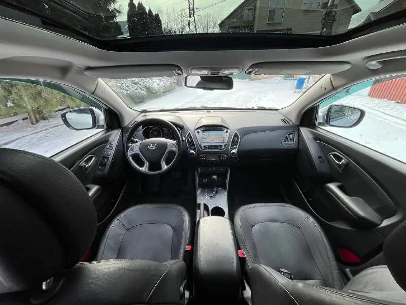 Продам hyundai ix35 sls! авто в отличнейшем состоянии! # 2.0 бензин пробег 204.000т. с к. м год 2011 кпп автомат привод полный полностью обслужена в плоть до шлицов полного привода, и панарамы! # в идеальном состоянии без задиров и т. д комплектации максимальная ! панорамная крыша без ключевой доступ запуск мотора с кнопки start-stop салон полностью кожаный родной заменена музыка на hannibal sounds 6 колонок сабвуфер в штатном месте камера заднего вида fullhd парктроники gps навигация днр добавлено)) hand free bluetooth с управлением на руле круиз контроль спуск с горы блокировка дифа датчик света дождя 4 зоны обогрева сидений 2х зонный климат сигнализация gsm с автозапуском! два комплекта резины ! местный учет хоз ! осмотр г. донецк центр пересечения ильича-шевченко цена 1.380.000 т. с руб. хороший торг ! + 7 949 590 5326 📲 tg: sss$ 📞 +7(949)5905326 📲 tg: sss$ 📞 звоните: +7(949)5905326 - фотография - 7
