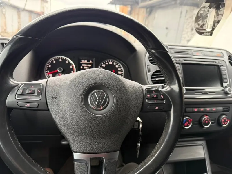 Автор: volkswagen тигуан. год выпуска 2013. рестайлинг. пробег 85000 т. км. (оригинальный). мотор 2.0 (200л. с). коробка автомат! два комплекта резины на дисках. машина в отличном состоянии. продажа от собственника. цена 1.620т. р. торг. все вопросы по телефону +79494387661. донецк. . . !!!наш телеграм канал [ бесплатное размещение за репост!!! правила сообщества [ мы в мах [ [ 📞 звоните: +7(949)4387661 - фотография - 4