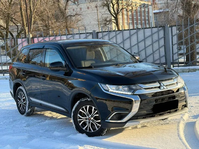 В продаже mitsubishi outlander 2017 года выпуска! автомобиль на бензиновом моторе объемом 2.0 литра, работает идеально без каких либо посторонних шумов, акпп в отличном состоянии без каких либо дефектов! автомобиль в красивом черном цвете на красивых дисках без внимания не остается, стоит дорогой андроид магнитофо. юридически абсолютно чистый автомобиль, возможна продажа в кредит также рассмотрю ваши предложения на обмен. осмотр донецк цена: 1.580.000₽, торг быстрому покупателю ☎️ +7 (949) 628-72-17 - фотография - 3