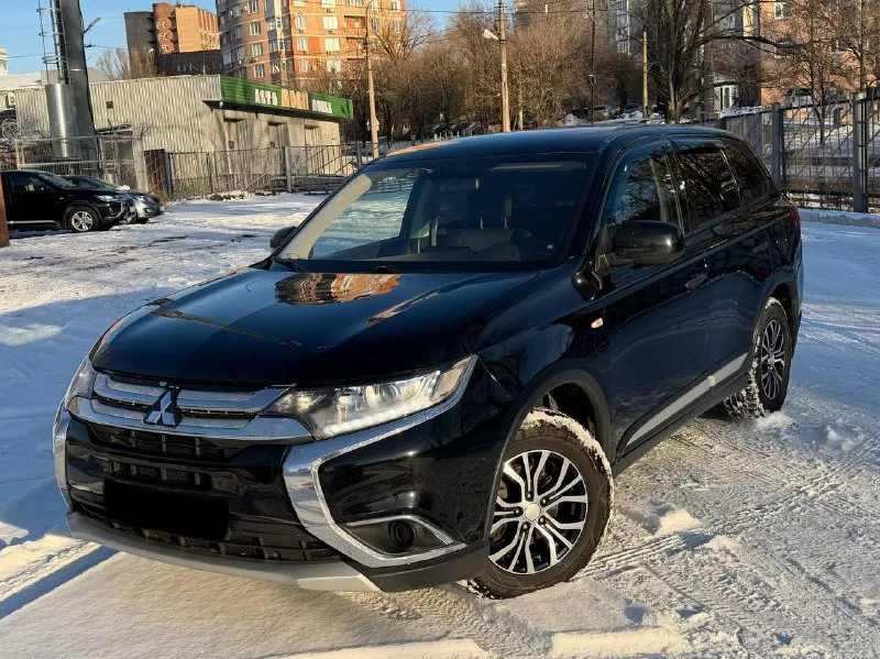 В продаже mitsubishi outlander 2017 года выпуска! автомобиль на бензиновом моторе объемом 2.0 литра, работает идеально без каких либо посторонних шумов, акпп в отличном состоянии без каких либо дефектов! автомобиль в красивом черном цвете на красивых дисках без внимания не остается, стоит дорогой андроид магнитофо. юридически абсолютно чистый автомобиль, возможна продажа в кредит также рассмотрю ваши предложения на обмен. осмотр донецк цена: 1.580.000₽, торг быстрому покупателю ☎️ +7 (949) 628-72-17 - фотография - 4