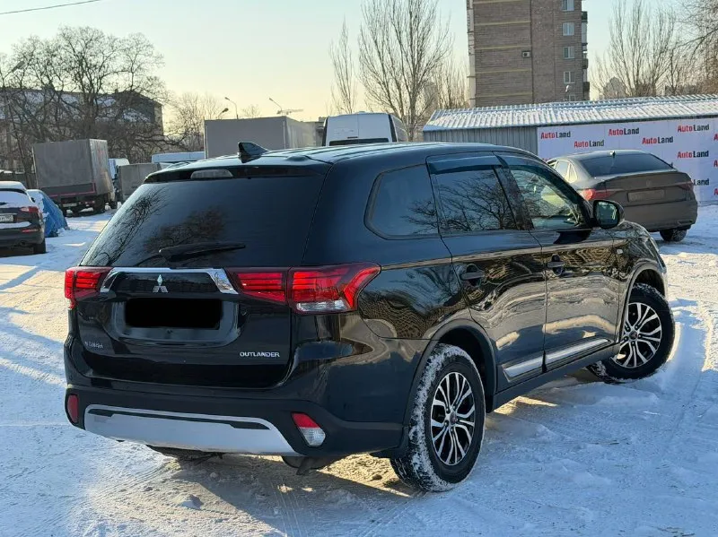 В продаже mitsubishi outlander 2017 года выпуска! автомобиль на бензиновом моторе объемом 2.0 литра, работает идеально без каких либо посторонних шумов, акпп в отличном состоянии без каких либо дефектов! автомобиль в красивом черном цвете на красивых дисках без внимания не остается, стоит дорогой андроид магнитофо. юридически абсолютно чистый автомобиль, возможна продажа в кредит также рассмотрю ваши предложения на обмен. осмотр донецк цена: 1.580.000₽, торг быстрому покупателю ☎️ +7 (949) 628-72-17 - фотография - 5