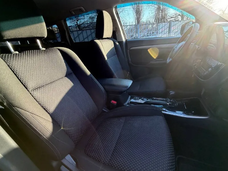 В продаже mitsubishi outlander 2017 года выпуска! автомобиль на бензиновом моторе объемом 2.0 литра, работает идеально без каких либо посторонних шумов, акпп в отличном состоянии без каких либо дефектов! автомобиль в красивом черном цвете на красивых дисках без внимания не остается, стоит дорогой андроид магнитофо. юридически абсолютно чистый автомобиль, возможна продажа в кредит также рассмотрю ваши предложения на обмен. осмотр донецк цена: 1.580.000₽, торг быстрому покупателю ☎️ +7 (949) 628-72-17 - фотография - 8