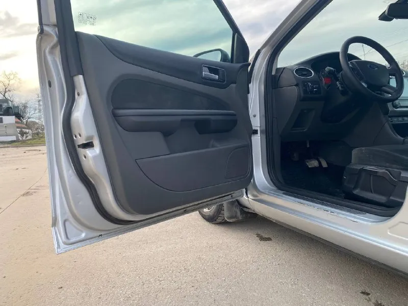 Продается форд фокус, 2007 г. , 1.6 автомат, в топ комплектации ghia!!!! мотор работает на отлично, масло не ест, коробка автомат не пинается, не дергается, ходовая не стучит, не гремит, кузов в хорошем состоянии, вин в полу читается, есть пару окрасов, сколов, нет ничего критичного, без дтп…. климат, круиз, салон опрятный, ухоженный, 4-и стеклоподъемника, подогрев сиденья, потолок не провисший, летняя резина в комплекте, торг уместен, но у капота!!!! номер +79780091962 цена-580.000 торг - фотография - 6