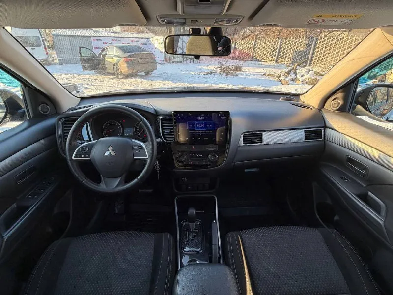 В продаже mitsubishi outlander 2017 года выпуска! автомобиль на бензиновом моторе объемом 2.0 литра, работает идеально без каких либо посторонних шумов, в отличном состоянии без каких либо дефектов! автомобиль в красивом черном цвете на красивых дисках без внимания не остается, стоит дорогой андроид магнитофо. юридически абсолютно чистый автомобиль, возможна продажа в кредит также рассмотрю ваши предложения на обмен. осмотр донецк цена: 1.580.000₽, торг быстрому покупателю ☎️ +7 (949) 628-72-17 📞 звоните: +7(949)6287217 - фотография - 7