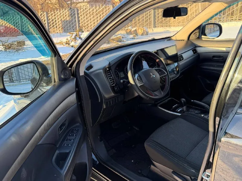 В продаже mitsubishi outlander 2017 года выпуска! автомобиль на бензиновом моторе объемом 2.0 литра, работает идеально без каких либо посторонних шумов, в отличном состоянии без каких либо дефектов! автомобиль в красивом черном цвете на красивых дисках без внимания не остается, стоит дорогой андроид магнитофо. юридически абсолютно чистый автомобиль, возможна продажа в кредит также рассмотрю ваши предложения на обмен. осмотр донецк цена: 1.580.000₽, торг быстрому покупателю ☎️ +7 (949) 628-72-17 📞 звоните: +7(949)6287217 - фотография - 9