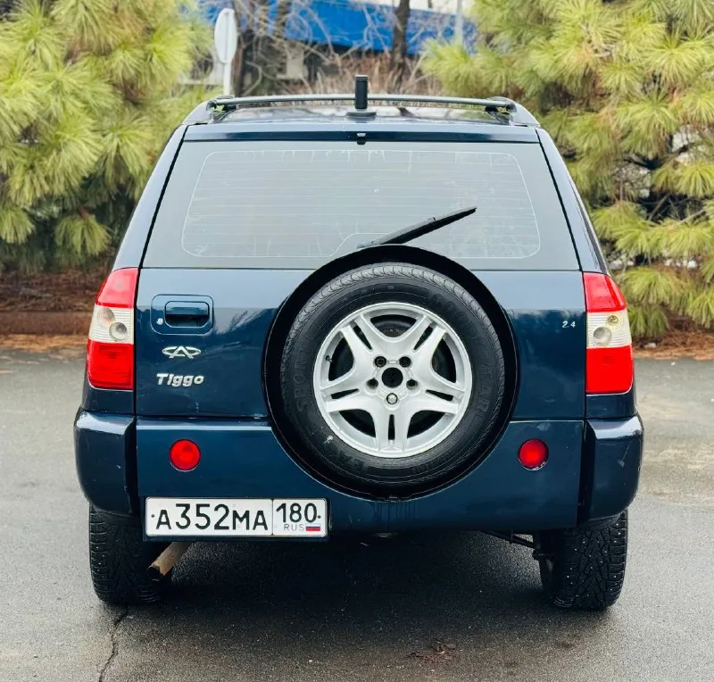 Марка: cherry tiggo t11 год выпуска: 2007 обьем мотора: 2.4 коробка: механическая пробег: 253.000 описание: машина на отличном ходу, мотор в отличном состоянии не дымит не троит масло не кушает, коробка включается без хрустов и вылета, дно пороги в отличном состоянии без дыр, ходовая часть без нареканий, по кузову машинка как на фото, я собственник продаю тоже я, техосмотр есть! комплектация: abs, airbag, кондей (рабочий и заправлен), подогрев передних сидений, обогрев переднего и заднего стекла, гидроусилитель руля, все электро стекла подъемники с доводчиком, электро зеркала, люк ( работает во всех положениях не течет), сигнализация центральный замок с автозапуском. осмотр: донецк/макеевка цена: 435.000 руб торг у капота! связь: +79494046797 +79939005954 телеграм и вотсап на этих же номерах. так же рассмотрю варианты обмена. - фотография - 4