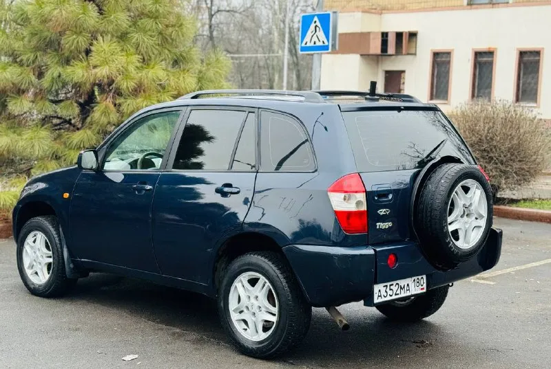 Марка: cherry tiggo t11 год выпуска: 2007 обьем мотора: 2.4 коробка: механическая пробег: 253.000 описание: машина на отличном ходу, мотор в отличном состоянии не дымит не троит масло не кушает, коробка включается без хрустов и вылета, дно пороги в отличном состоянии без дыр, ходовая часть без нареканий, по кузову машинка как на фото, я собственник продаю тоже я, техосмотр есть! комплектация: abs, airbag, кондей (рабочий и заправлен), подогрев передних сидений, обогрев переднего и заднего стекла, гидроусилитель руля, все электро стекла подъемники с доводчиком, электро зеркала, люк ( работает во всех положениях не течет), сигнализация центральный замок с автозапуском. осмотр: донецк/макеевка цена: 435.000 руб торг у капота! связь: +79494046797 +79939005954 телеграм и вотсап на этих же номерах. так же рассмотрю варианты обмена. - фотография - 5