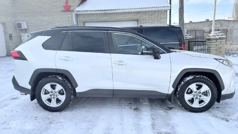 Продам toyota rav4 2.0 4wd автомобиль в состоянии новой машины. японская сборка!!! куплена у од тойота. цвет белый перламутр. полный привод 4 wd!!! выбор режима езды. 100 % без дтп и страховых случаев!!!вся в родной краске!!! автомобиль весь в броне пленке с салона!!! один владелец. маленький пробег 31 000 км. подтверждён заказ нарядами. обслуживание у официального дилера тойота!!! полное то, делать не чего не надо. таких машин очень мало. ищете идеальную машину, то это ваш вариант!!!! юридически чистая!!! звоните отвечу на все вопросы. готов к любым проверкам. стоимость 3350🍋 +79494043531 андрей - фотография - 4