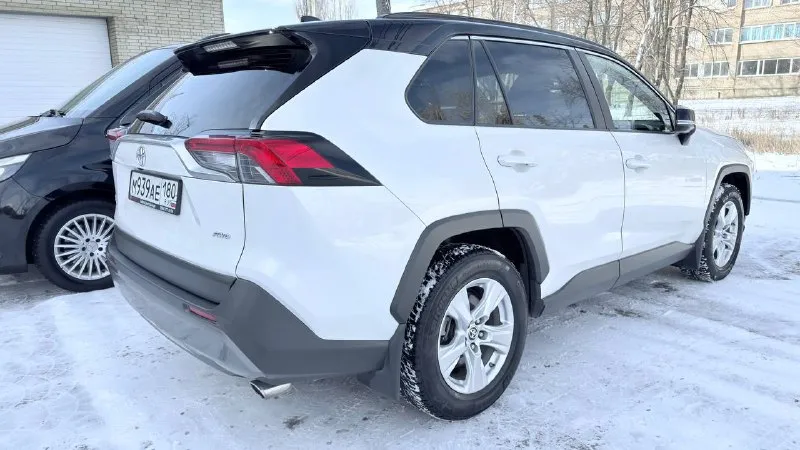 Продам toyota rav4 2.0 4wd автомобиль в состоянии новой машины. японская сборка!!! куплена у од тойота. цвет белый перламутр. полный привод 4 wd!!! выбор режима езды. 100 % без дтп и страховых случаев!!!вся в родной краске!!! автомобиль весь в броне пленке с салона!!! один владелец. маленький пробег 31 000 км. подтверждён заказ нарядами. обслуживание у официального дилера тойота!!! полное то, делать не чего не надо. таких машин очень мало. ищете идеальную машину, то это ваш вариант!!!! юридически чистая!!! звоните отвечу на все вопросы. готов к любым проверкам. стоимость 3350🍋 +79494043531 андрей - фотография - 5