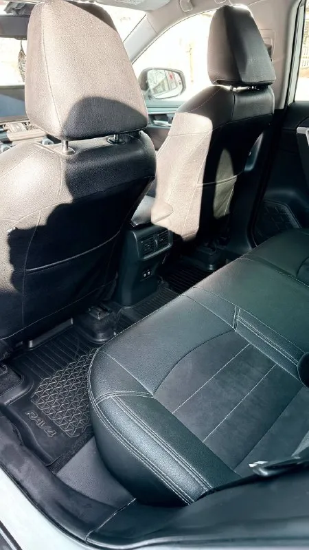 Продам toyota rav4 2.0 4wd автомобиль в состоянии новой машины. японская сборка!!! куплена у од тойота. цвет белый перламутр. полный привод 4 wd!!! выбор режима езды. 100 % без дтп и страховых случаев!!!вся в родной краске!!! автомобиль весь в броне пленке с салона!!! один владелец. маленький пробег 31 000 км. подтверждён заказ нарядами. обслуживание у официального дилера тойота!!! полное то, делать не чего не надо. таких машин очень мало. ищете идеальную машину, то это ваш вариант!!!! юридически чистая!!! звоните отвечу на все вопросы. готов к любым проверкам. стоимость 3350🍋 +79494043531 андрей - фотография - 9