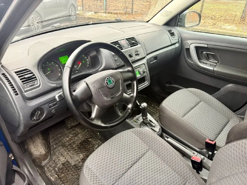 💶 цена:690.000 📮 город:донецк 🚘 марка / модель:skoda fabia 2(рестайлинг) 📅 год выпуска:2011 📊 пробег:200000км ⛽ двигатель (тип, объем, ):бензин 1.6 🔧 тип кпп:автомат 📝 описание:техосмотр пройден. два ключа. оригинальный птс. кондиционер работает. новая зимняя резина. готовы на любые проверки. полностью обслужена. переоформление без проблем. возможна продажа в кредит. ☎ контактный телефон:+79495001160 - фотография - 7