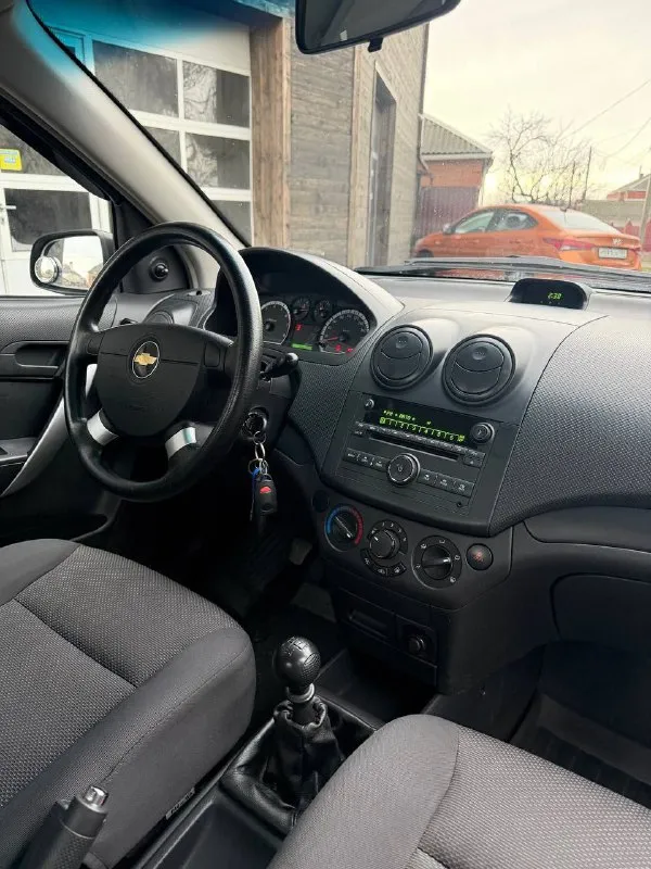Продам chevrolet aveo 2008 года в отличном состоянии, корейская сборка. родной пробег 104 тысяч. в дтп не участвовал, птс оригинал, корозии нет от слова совсем, двигатель просто шепчет. стекла все заводские включая лобовое, кузов полностью в родном окрасе, два комплекта ключей. цена:610тыс торг! +79493835274 - фотография - 7