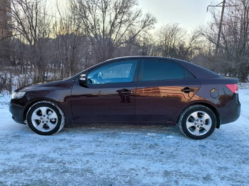 В продаже kia cerato ii! Год 2010! Корейская сборка! Автомат! Пробег 238000км родной! Птс оригинал! Мотор бензин g4fc 1,6 mpi 16v 126л. С! Комплектация: гур, климат контроль (отлично охлаждает), 4 эл. Стеклоподъёмника, эл. Зеркала с подогревом, подогрев заднего стекла, подогрев сидений, abs, airbag, esp, штатная магнитола, сигнализация с обратной связью! Салон как новый, аккуратный, чистый, ухоженный, одет в дорогие чехлы! Технически без нареканий, двигатель не дымит, тянет отлично, масло не расходует, ходовая сбитая, коробка переключает без пинков и рывков! Кузов сохранился отлично, без гнили и ржавчины, практически весь в заводской краске (есть пару косметических окрасов)! На автомобиле установлена практически новая зимняя резина на штатных летых дисках! Автомобиль достоин вашего внимания, надёжный и неприхотливый! Есть действующая диагностическая карта, можно сразу ставить на учёт! Находится в макеевке! Все вопросы по телефону! Цена 835000₽! +79494003184(telegram, what
📞 Звоните: +7(949)4003184 - фотография - 1