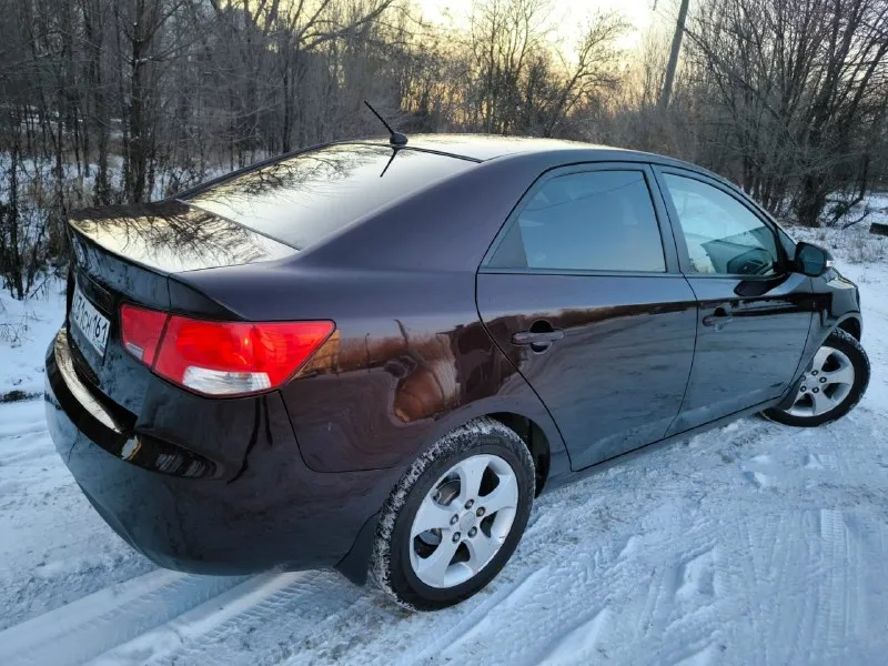 В продаже kia cerato ii! Год 2010! Корейская сборка! Автомат! Пробег 238000км родной! Птс оригинал! Мотор бензин g4fc 1,6 mpi 16v 126л. С! Комплектация: гур, климат контроль (отлично охлаждает), 4 эл. Стеклоподъёмника, эл. Зеркала с подогревом, подогрев заднего стекла, подогрев сидений, abs, airbag, esp, штатная магнитола, сигнализация с обратной связью! Салон как новый, аккуратный, чистый, ухоженный, одет в дорогие чехлы! Технически без нареканий, двигатель не дымит, тянет отлично, масло не расходует, ходовая сбитая, коробка переключает без пинков и рывков! Кузов сохранился отлично, без гнили и ржавчины, практически весь в заводской краске (есть пару косметических окрасов)! На автомобиле установлена практически новая зимняя резина на штатных летых дисках! Автомобиль достоин вашего внимания, надёжный и неприхотливый! Есть действующая диагностическая карта, можно сразу ставить на учёт! Находится в макеевке! Все вопросы по телефону! Цена 835000₽! +79494003184(telegram, what
📞 Звоните: +7(949)4003184 - фотография - 4