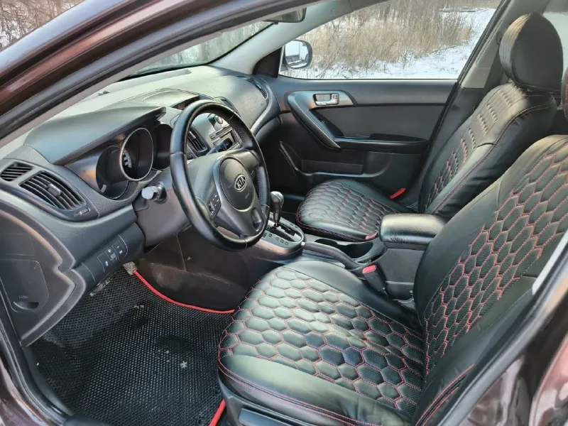 В продаже kia cerato ii! Год 2010! Корейская сборка! Автомат! Пробег 238000км родной! Птс оригинал! Мотор бензин g4fc 1,6 mpi 16v 126л. С! Комплектация: гур, климат контроль (отлично охлаждает), 4 эл. Стеклоподъёмника, эл. Зеркала с подогревом, подогрев заднего стекла, подогрев сидений, abs, airbag, esp, штатная магнитола, сигнализация с обратной связью! Салон как новый, аккуратный, чистый, ухоженный, одет в дорогие чехлы! Технически без нареканий, двигатель не дымит, тянет отлично, масло не расходует, ходовая сбитая, коробка переключает без пинков и рывков! Кузов сохранился отлично, без гнили и ржавчины, практически весь в заводской краске (есть пару косметических окрасов)! На автомобиле установлена практически новая зимняя резина на штатных летых дисках! Автомобиль достоин вашего внимания, надёжный и неприхотливый! Есть действующая диагностическая карта, можно сразу ставить на учёт! Находится в макеевке! Все вопросы по телефону! Цена 835000₽! +79494003184(telegram, what
📞 Звоните: +7(949)4003184 - фотография - 7
