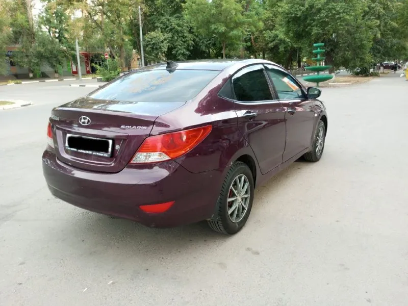 Hyundai solaris 1.4 механика! автомобиль на полном ходу! не гнилой! оцинкованный! по документам порядок! я хозяин! чистый приятный салон, неплохая музыка! 2 комплекта колëс(зима-лето) цена 700.000к г. енакиево +79494329058 📲 tg: @ivanov_991 📞 звоните: +7(949)4329058 - фотография - 1