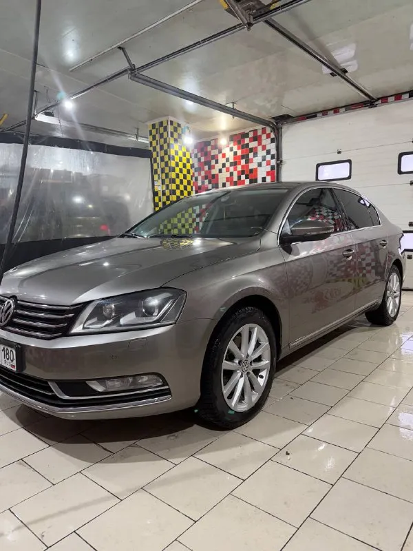 Продается volkswagen passat b7 2011г. двигатель: 1.8т dsg (экономичный и надежный) пробег: 220 000 км состояние: отличное, без нареканий. автомобиль полностью обслужен. подвеска была заменена в октябре 2025 года. двигатель масло не ест, (замена масла каждые 6000-7000км) коробка переключает без пинков и хрустов, работает отлично. двигатель работает хорошо, набирает обороты очень быстро. кузов в очень хорошем состоянии, рыжиков и ржавчины нету. салон в хорошем состоянии, чистый и опрятный, не прокуренный. подогрев передних сидений. климатконтроль, датчик дождя, датчик света, магнитола «андроид» надежный и комфортный автомобиль для города и дальних поездок цена: 1 200 000 руб. телефон для связи: +7 (949) 350 63 09 📲 tg: виктория 📞 звоните: +7(949)3506309 - фотография - 4