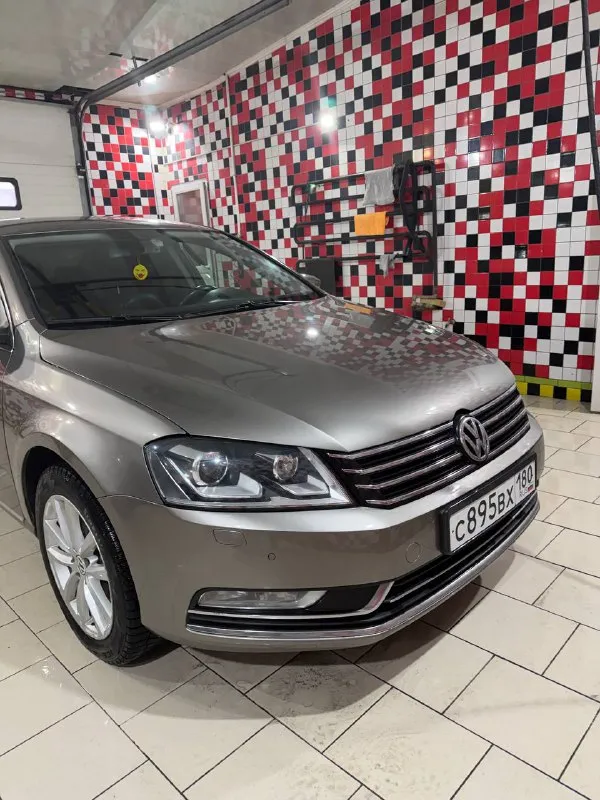 Продается volkswagen passat b7 2011г. двигатель: 1.8т dsg (экономичный и надежный) пробег: 220 000 км состояние: отличное, без нареканий. автомобиль полностью обслужен. подвеска была заменена в октябре 2025 года. двигатель масло не ест, (замена масла каждые 6000-7000км) коробка переключает без пинков и хрустов, работает отлично. двигатель работает хорошо, набирает обороты очень быстро. кузов в очень хорошем состоянии, рыжиков и ржавчины нету. салон в хорошем состоянии, чистый и опрятный, не прокуренный. подогрев передних сидений. климатконтроль, датчик дождя, датчик света, магнитола «андроид» надежный и комфортный автомобиль для города и дальних поездок цена: 1 200 000 руб. телефон для связи: +7 (949) 350 63 09 📲 tg: виктория 📞 звоните: +7(949)3506309 - фотография - 5