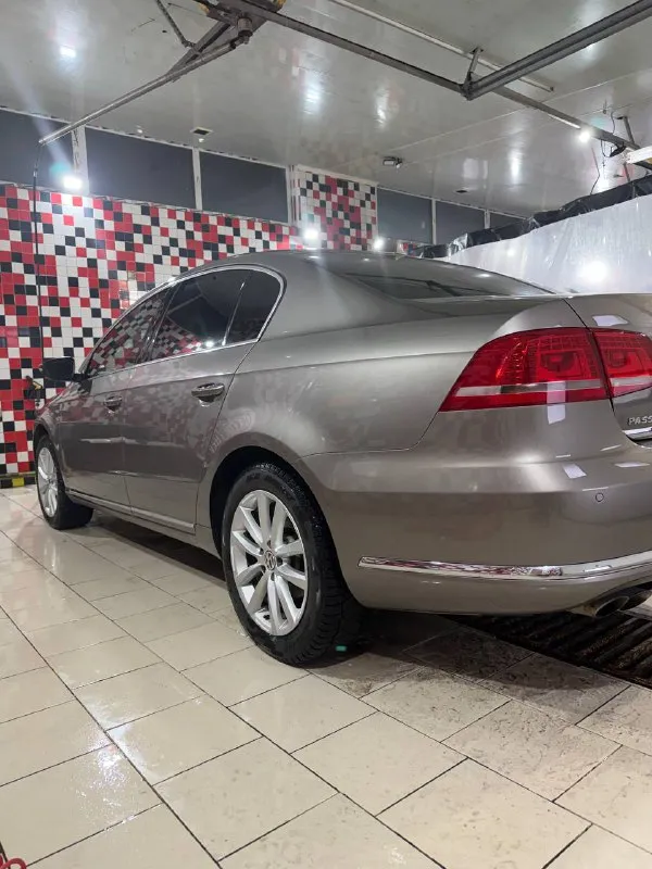 Продается volkswagen passat b7 2011г. двигатель: 1.8т dsg (экономичный и надежный) пробег: 220 000 км состояние: отличное, без нареканий. автомобиль полностью обслужен. подвеска была заменена в октябре 2025 года. двигатель масло не ест, (замена масла каждые 6000-7000км) коробка переключает без пинков и хрустов, работает отлично. двигатель работает хорошо, набирает обороты очень быстро. кузов в очень хорошем состоянии, рыжиков и ржавчины нету. салон в хорошем состоянии, чистый и опрятный, не прокуренный. подогрев передних сидений. климатконтроль, датчик дождя, датчик света, магнитола «андроид» надежный и комфортный автомобиль для города и дальних поездок цена: 1 200 000 руб. телефон для связи: +7 (949) 350 63 09 📲 tg: виктория 📞 звоните: +7(949)3506309 - фотография - 6