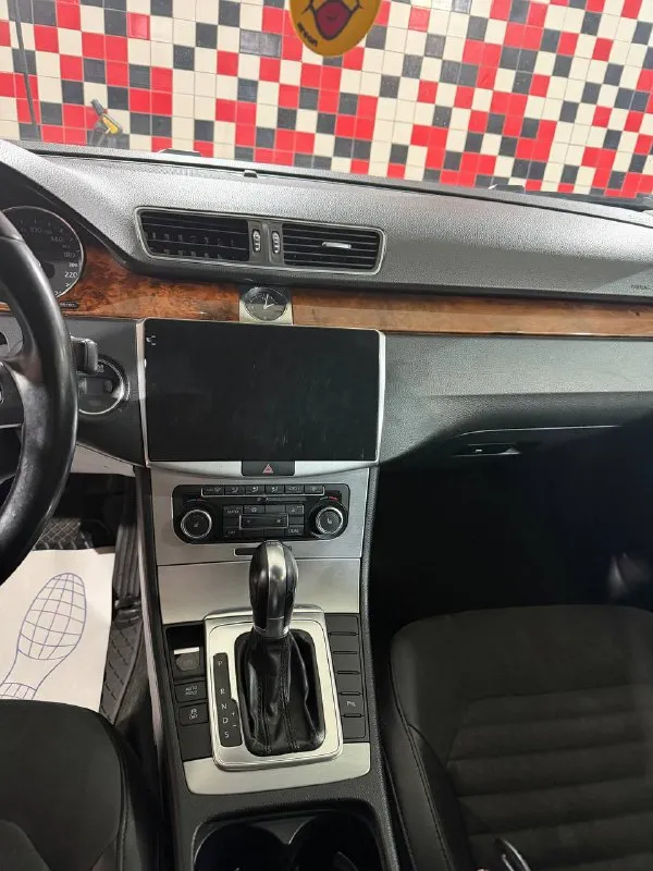 Продается volkswagen passat b7 2011г. двигатель: 1.8т dsg (экономичный и надежный) пробег: 220 000 км состояние: отличное, без нареканий. автомобиль полностью обслужен. подвеска была заменена в октябре 2025 года. двигатель масло не ест, (замена масла каждые 6000-7000км) коробка переключает без пинков и хрустов, работает отлично. двигатель работает хорошо, набирает обороты очень быстро. кузов в очень хорошем состоянии, рыжиков и ржавчины нету. салон в хорошем состоянии, чистый и опрятный, не прокуренный. подогрев передних сидений. климатконтроль, датчик дождя, датчик света, магнитола «андроид» надежный и комфортный автомобиль для города и дальних поездок цена: 1 200 000 руб. телефон для связи: +7 (949) 350 63 09 📲 tg: виктория 📞 звоните: +7(949)3506309 - фотография - 8