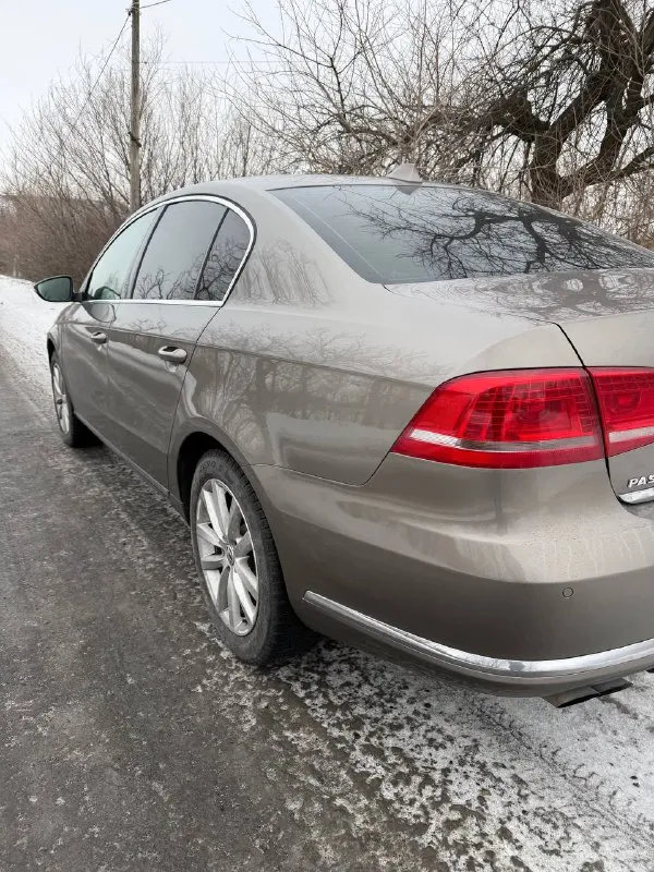 Продается volkswagen passat b7 2011г. двигатель: 1.8т dsg (экономичный и надежный) пробег: 220 000 км состояние: отличное, без нареканий. автомобиль полностью обслужен. подвеска была заменена в октябре 2025 года. двигатель масло не ест, (замена масла каждые 6000-7000км) коробка переключает без пинков и хрустов, работает отлично. двигатель работает хорошо, набирает обороты очень быстро. кузов в очень хорошем состоянии, рыжиков и ржавчины нету. салон в хорошем состоянии, чистый и опрятный, не прокуренный. подогрев передних сидений. климатконтроль, датчик дождя, датчик света, магнитола «андроид» надежный и комфортный автомобиль для города и дальних поездок цена: 1 200 000 руб. телефон для связи: +7 (949) 350 63 09 📲 tg: виктория 📞 звоните: +7(949)3506309 - фотография - 9