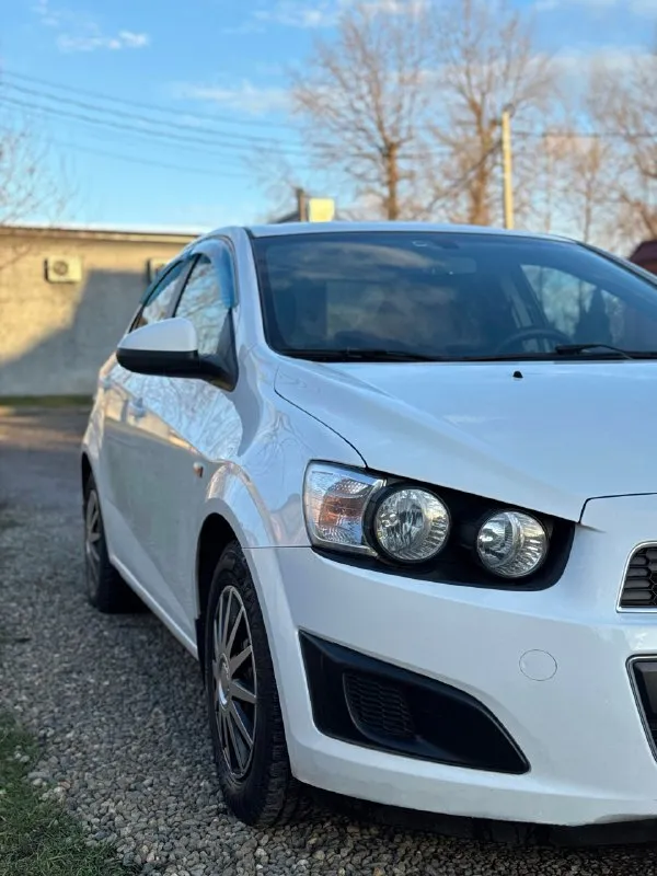 Продам chevrolet aveo т300 год выпуска: 2013 объем: 1,6 бензин, механика. пробег: 150 тыс. км. ✅ полностью в родном окрасе. ✅ стекла все родные, включая лобовое. ✅ автомобиль без рыжиков, кузов и днище без гнили. на автомобиль времени и средств не жалели. обслужен полностью, проведено много работ. из последних замен. комплект грм. замена радиатора. замена подушек двигателя. перебрана ходовая. и колодки. , коробка - без каких-либо нареканий. подвеска идеальная, без стуков. все работает как и должно. просторный, комфортный автомобиль, с приятным расходом топлива. ✅ 2 ключа. сервисные книги. машиной будете довольны. работает каждая кнопочка. цена: 680 ₽ торг. +7-949-813-10-44 по всем вопросам звоните. нахожусь в донецке. 📞 звоните: +7(949)8131044 - фотография - 3
