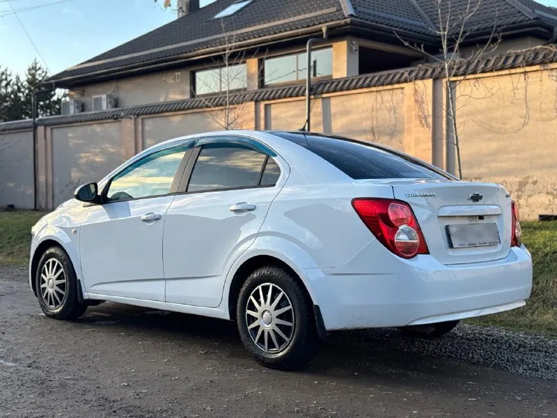 Продам chevrolet aveo т300 год выпуска: 2013 объем: 1,6 бензин, механика. пробег: 150 тыс. км. ✅ полностью в родном окрасе. ✅ стекла все родные, включая лобовое. ✅ автомобиль без рыжиков, кузов и днище без гнили. на автомобиль времени и средств не жалели. обслужен полностью, проведено много работ. из последних замен. комплект грм. замена радиатора. замена подушек двигателя. перебрана ходовая. и колодки. , коробка - без каких-либо нареканий. подвеска идеальная, без стуков. все работает как и должно. просторный, комфортный автомобиль, с приятным расходом топлива. ✅ 2 ключа. сервисные книги. машиной будете довольны. работает каждая кнопочка. цена: 680 ₽ торг. +7-949-813-10-44 по всем вопросам звоните. нахожусь в донецке. 📞 звоните: +7(949)8131044 - фотография - 4