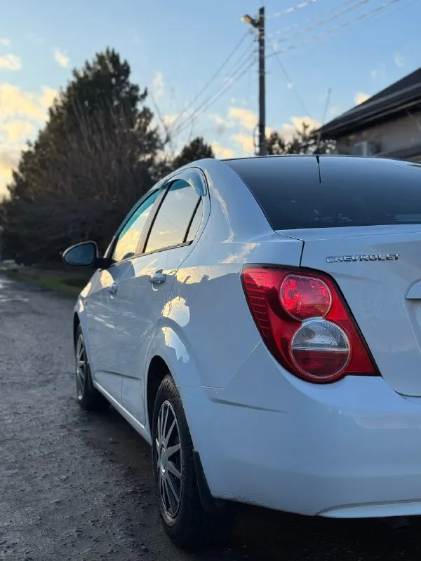 Продам chevrolet aveo т300 год выпуска: 2013 объем: 1,6 бензин, механика. пробег: 150 тыс. км. ✅ полностью в родном окрасе. ✅ стекла все родные, включая лобовое. ✅ автомобиль без рыжиков, кузов и днище без гнили. на автомобиль времени и средств не жалели. обслужен полностью, проведено много работ. из последних замен. комплект грм. замена радиатора. замена подушек двигателя. перебрана ходовая. и колодки. , коробка - без каких-либо нареканий. подвеска идеальная, без стуков. все работает как и должно. просторный, комфортный автомобиль, с приятным расходом топлива. ✅ 2 ключа. сервисные книги. машиной будете довольны. работает каждая кнопочка. цена: 680 ₽ торг. +7-949-813-10-44 по всем вопросам звоните. нахожусь в донецке. 📞 звоните: +7(949)8131044 - фотография - 7