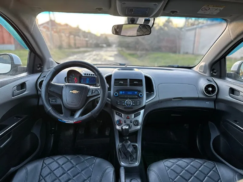 Продам chevrolet aveo т300 год выпуска: 2013 объем: 1,6 бензин, механика. пробег: 150 тыс. км. ✅ полностью в родном окрасе. ✅ стекла все родные, включая лобовое. ✅ автомобиль без рыжиков, кузов и днище без гнили. на автомобиль времени и средств не жалели. обслужен полностью, проведено много работ. из последних замен. комплект грм. замена радиатора. замена подушек двигателя. перебрана ходовая. и колодки. , коробка - без каких-либо нареканий. подвеска идеальная, без стуков. все работает как и должно. просторный, комфортный автомобиль, с приятным расходом топлива. ✅ 2 ключа. сервисные книги. машиной будете довольны. работает каждая кнопочка. цена: 680 ₽ торг. +7-949-813-10-44 по всем вопросам звоните. нахожусь в донецке. 📞 звоните: +7(949)8131044 - фотография - 9