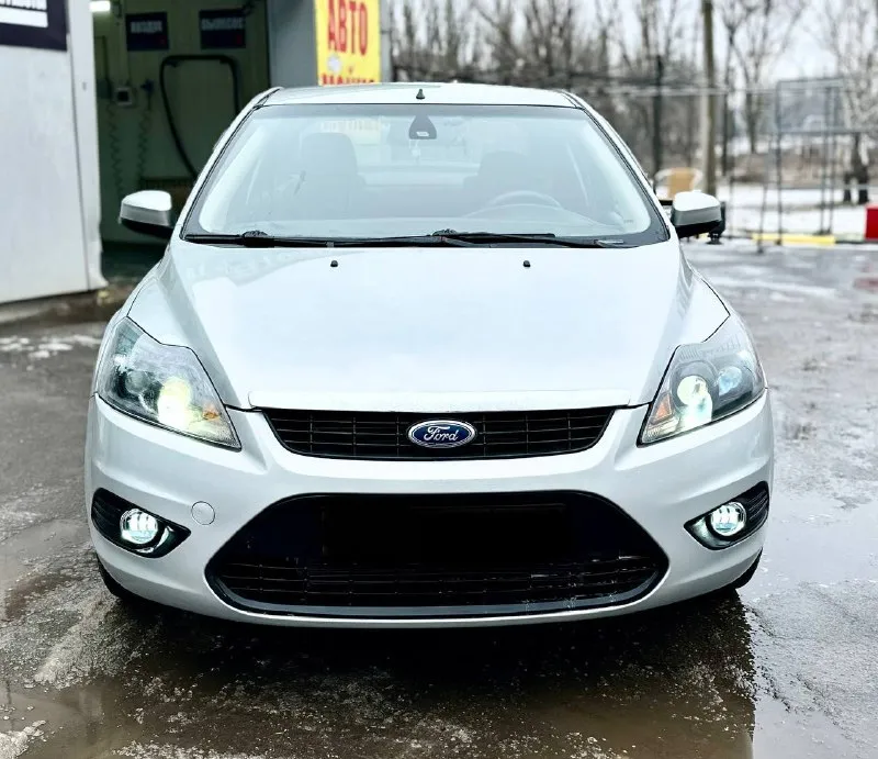 Ford фокус 2 рейсталинг 2012год. срочно очень срочно. цена 575 тыс. руб. торг у капота. 1.6 механика. пробег 210 авто в отличном состоянии вложений не требует не каких. кузов выглядит отлично как на фото так и в живую. без гнили без ржавчины, без вмятин и царапин, дно стаканы ланджероны пороги в отличном состоянии. работает отлично масло не есть, не дымит, не троит, тянет хорошо. коробка тоже в отличном состоянии. ходовая вся перебрана вложений не требует. очень мягка и комфортно без посторонних звуков. салон в отличном состоянии чистый и ухоженный. хорошая комплектация:кондиционер, гур, подогрев сидений, зеркал, эл. подогрев лобового и заднего стекла, эл. стеклоподьемники, мульти-руль, датчики света и дождя, также в авто установлено камера заднего вида, смарт зеркало, ксенон во всех фарах и туманках, дорогие литые диски r17 на зимней резине. документы в полном порядке. юредически чистая штрафов. запретов, ограничений нет. любое переоформление. осмотр донецк +79493114199 📲 tg: @k_p1111 📞 звоните: +7(949)3114199 - фотография - 2
