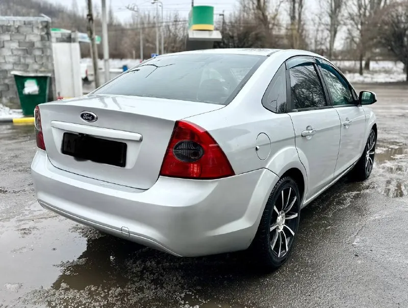 Ford фокус 2 рейсталинг 2012год. срочно очень срочно. цена 575 тыс. руб. торг у капота. 1.6 механика. пробег 210 авто в отличном состоянии вложений не требует не каких. кузов выглядит отлично как на фото так и в живую. без гнили без ржавчины, без вмятин и царапин, дно стаканы ланджероны пороги в отличном состоянии. работает отлично масло не есть, не дымит, не троит, тянет хорошо. коробка тоже в отличном состоянии. ходовая вся перебрана вложений не требует. очень мягка и комфортно без посторонних звуков. салон в отличном состоянии чистый и ухоженный. хорошая комплектация:кондиционер, гур, подогрев сидений, зеркал, эл. подогрев лобового и заднего стекла, эл. стеклоподьемники, мульти-руль, датчики света и дождя, также в авто установлено камера заднего вида, смарт зеркало, ксенон во всех фарах и туманках, дорогие литые диски r17 на зимней резине. документы в полном порядке. юредически чистая штрафов. запретов, ограничений нет. любое переоформление. осмотр донецк +79493114199 📲 tg: @k_p1111 📞 звоните: +7(949)3114199 - фотография - 4