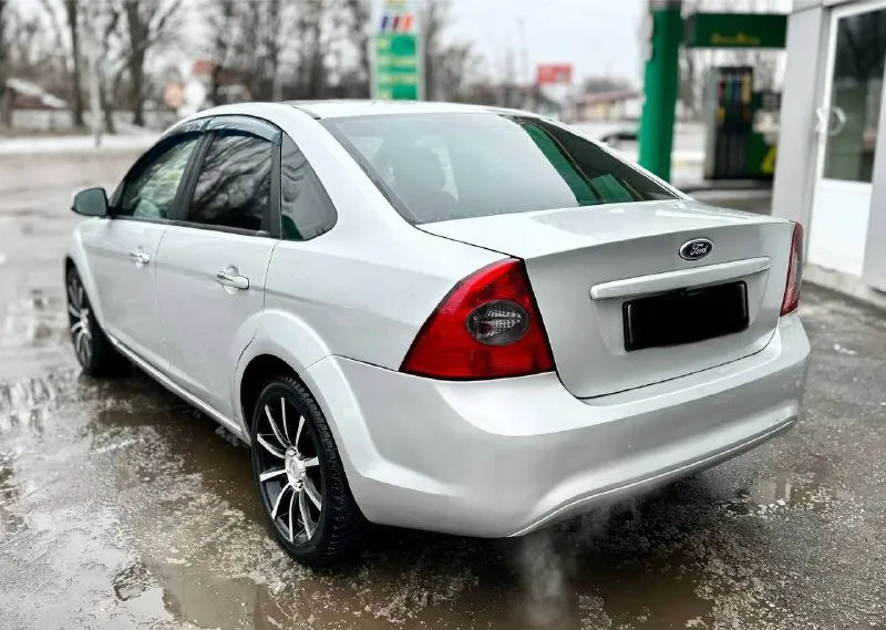 Ford фокус 2 рейсталинг 2012год. срочно очень срочно. цена 575 тыс. руб. торг у капота. 1.6 механика. пробег 210 авто в отличном состоянии вложений не требует не каких. кузов выглядит отлично как на фото так и в живую. без гнили без ржавчины, без вмятин и царапин, дно стаканы ланджероны пороги в отличном состоянии. работает отлично масло не есть, не дымит, не троит, тянет хорошо. коробка тоже в отличном состоянии. ходовая вся перебрана вложений не требует. очень мягка и комфортно без посторонних звуков. салон в отличном состоянии чистый и ухоженный. хорошая комплектация:кондиционер, гур, подогрев сидений, зеркал, эл. подогрев лобового и заднего стекла, эл. стеклоподьемники, мульти-руль, датчики света и дождя, также в авто установлено камера заднего вида, смарт зеркало, ксенон во всех фарах и туманках, дорогие литые диски r17 на зимней резине. документы в полном порядке. юредически чистая штрафов. запретов, ограничений нет. любое переоформление. осмотр донецк +79493114199 📲 tg: @k_p1111 📞 звоните: +7(949)3114199 - фотография - 5