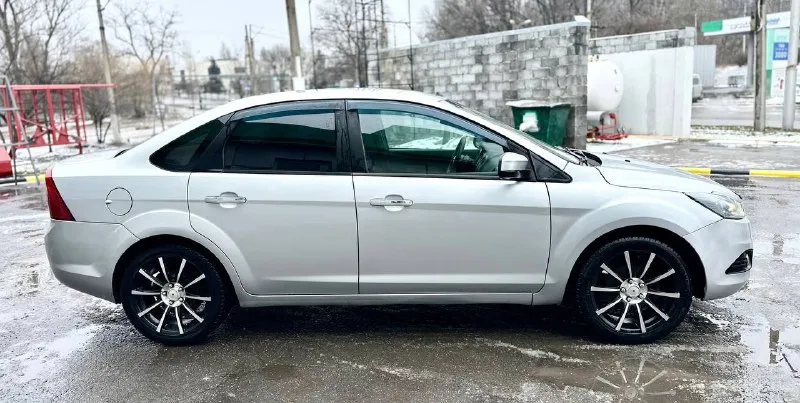 Ford фокус 2 рейсталинг 2012год. срочно очень срочно. цена 575 тыс. руб. торг у капота. 1.6 механика. пробег 210 авто в отличном состоянии вложений не требует не каких. кузов выглядит отлично как на фото так и в живую. без гнили без ржавчины, без вмятин и царапин, дно стаканы ланджероны пороги в отличном состоянии. работает отлично масло не есть, не дымит, не троит, тянет хорошо. коробка тоже в отличном состоянии. ходовая вся перебрана вложений не требует. очень мягка и комфортно без посторонних звуков. салон в отличном состоянии чистый и ухоженный. хорошая комплектация:кондиционер, гур, подогрев сидений, зеркал, эл. подогрев лобового и заднего стекла, эл. стеклоподьемники, мульти-руль, датчики света и дождя, также в авто установлено камера заднего вида, смарт зеркало, ксенон во всех фарах и туманках, дорогие литые диски r17 на зимней резине. документы в полном порядке. юредически чистая штрафов. запретов, ограничений нет. любое переоформление. осмотр донецк +79493114199 📲 tg: @k_p1111 📞 звоните: +7(949)3114199 - фотография - 6
