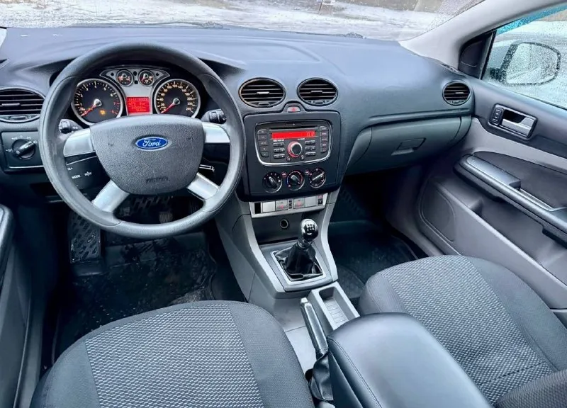 Ford фокус 2 рейсталинг 2012год. срочно очень срочно. цена 575 тыс. руб. торг у капота. 1.6 механика. пробег 210 авто в отличном состоянии вложений не требует не каких. кузов выглядит отлично как на фото так и в живую. без гнили без ржавчины, без вмятин и царапин, дно стаканы ланджероны пороги в отличном состоянии. работает отлично масло не есть, не дымит, не троит, тянет хорошо. коробка тоже в отличном состоянии. ходовая вся перебрана вложений не требует. очень мягка и комфортно без посторонних звуков. салон в отличном состоянии чистый и ухоженный. хорошая комплектация:кондиционер, гур, подогрев сидений, зеркал, эл. подогрев лобового и заднего стекла, эл. стеклоподьемники, мульти-руль, датчики света и дождя, также в авто установлено камера заднего вида, смарт зеркало, ксенон во всех фарах и туманках, дорогие литые диски r17 на зимней резине. документы в полном порядке. юредически чистая штрафов. запретов, ограничений нет. любое переоформление. осмотр донецк +79493114199 📲 tg: @k_p1111 📞 звоните: +7(949)3114199 - фотография - 8