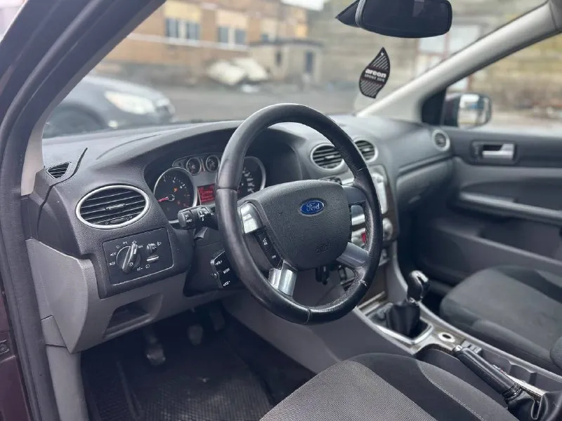 Продам ford фокус 2008 года выпуска мотор 1.8 125 лс пробег 140000 2 хозяин птс оригинал комплектация максимальная chia климат контроль двух зонный круиз контроль подогревы сидений обогрев лобового заднего стекол, и зеркал датчик дождя и света 4 эсп abs esp сигнализация автозапуском на зимней резине и титановых дисках кузов и салон в достойном состоянии все расходники заменил 1000км назад цена 575к торг тел +79493691587 +79495914279 telegram 📞 звоните: +7(949)3691587 - фотография - 4
