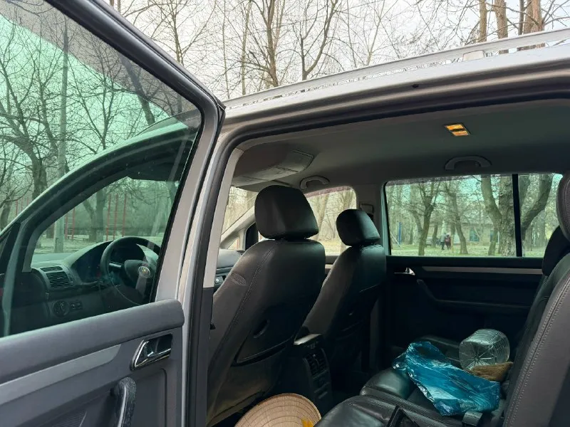 Продам обмен volkswagen touran 2004 год 7 местный 2 литра турбо на автомате подогрева зеркал подогрев сидения кожаный салон круизконтроль ￼машина сел поехал цена данного авто 580 тыс рублей торг +79494452420 📞 звоните: +7(949)4452420 - фотография - 7