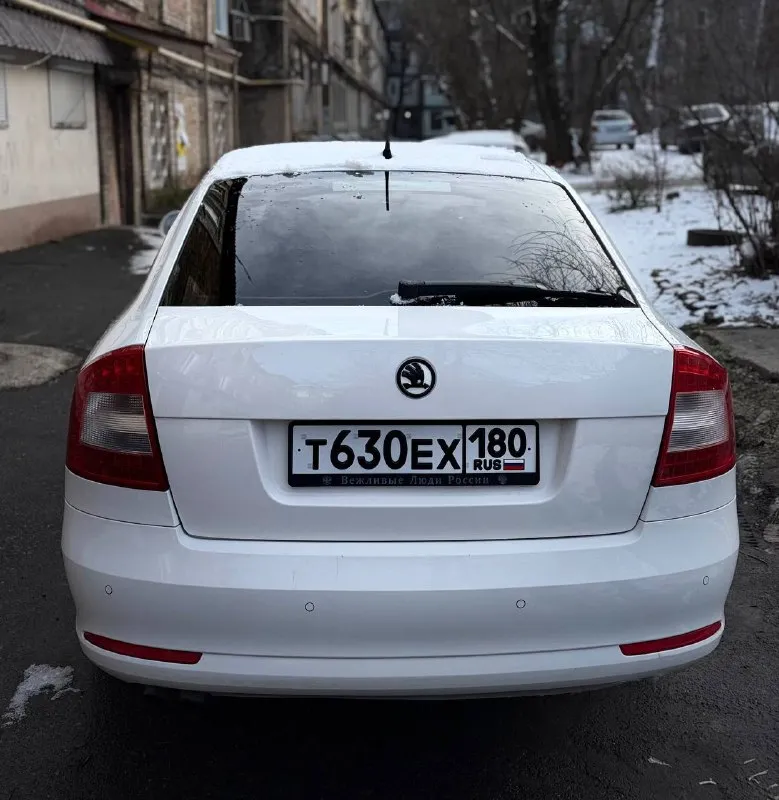 Продам личный автомобиль skoda octavia a5 1.8 tsi на классическом японском автомате aisin (не дсг) полностью обслуженный авто, вопросов и нареканий нет не чипованый, экология на месте пригонялся с чехии максимальная комплектация с адаптивными ксенон фарами, мультирулем, круиз контролем, климат контролем, подогревом всех сидений, окон, огромный багажник, подвеска с пакетом плохих дорог (выше клиренс) 217 родного пробега едет очень бодро, коробка переключает передачи отлично, пинков и прочего нет машину обслуживал всегда вовремя и денег на комплектующие не жалел менял масло летом каждые 5к, зимой 6 двигатель масло не ест, нет никаких течей, абсолютно сухо под капотом 16 колеса с дисками зима (шипы) и лето. 950 тысяч, торг +79787051015 - фотография - 4