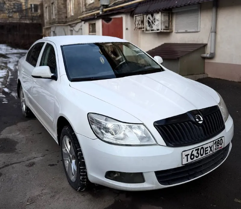 Продам личный автомобиль skoda octavia a5 1.8 tsi на классическом японском автомате aisin (не дсг) полностью обслуженный авто, вопросов и нареканий нет не чипованый, экология на месте пригонялся с чехии максимальная комплектация с адаптивными ксенон фарами, мультирулем, круиз контролем, климат контролем, подогревом всех сидений, окон, огромный багажник, подвеска с пакетом плохих дорог (выше клиренс) 217 родного пробега едет очень бодро, коробка переключает передачи отлично, пинков и прочего нет машину обслуживал всегда вовремя и денег на комплектующие не жалел менял масло летом каждые 5к, зимой 6 двигатель масло не ест, нет никаких течей, абсолютно сухо под капотом 16 колеса с дисками зима (шипы) и лето. 950 тысяч, торг +79787051015 - фотография - 5