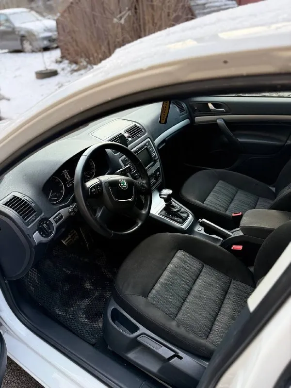 Продам личный автомобиль skoda octavia a5 1.8 tsi на классическом японском автомате aisin (не дсг) полностью обслуженный авто, вопросов и нареканий нет не чипованый, экология на месте пригонялся с чехии максимальная комплектация с адаптивными ксенон фарами, мультирулем, круиз контролем, климат контролем, подогревом всех сидений, окон, огромный багажник, подвеска с пакетом плохих дорог (выше клиренс) 217 родного пробега едет очень бодро, коробка переключает передачи отлично, пинков и прочего нет машину обслуживал всегда вовремя и денег на комплектующие не жалел менял масло летом каждые 5к, зимой 6 двигатель масло не ест, нет никаких течей, абсолютно сухо под капотом 16 колеса с дисками зима (шипы) и лето. 950 тысяч, торг +79787051015 - фотография - 6