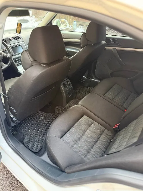 Продам личный автомобиль skoda octavia a5 1.8 tsi на классическом японском автомате aisin (не дсг) полностью обслуженный авто, вопросов и нареканий нет не чипованый, экология на месте пригонялся с чехии максимальная комплектация с адаптивными ксенон фарами, мультирулем, круиз контролем, климат контролем, подогревом всех сидений, окон, огромный багажник, подвеска с пакетом плохих дорог (выше клиренс) 217 родного пробега едет очень бодро, коробка переключает передачи отлично, пинков и прочего нет машину обслуживал всегда вовремя и денег на комплектующие не жалел менял масло летом каждые 5к, зимой 6 двигатель масло не ест, нет никаких течей, абсолютно сухо под капотом 16 колеса с дисками зима (шипы) и лето. 950 тысяч, торг +79787051015 - фотография - 7