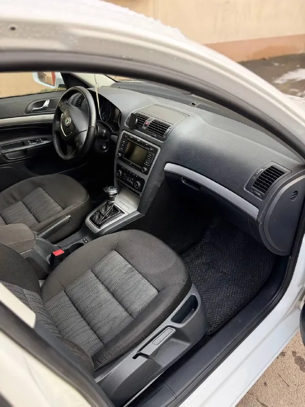 Продам личный автомобиль skoda octavia a5 1.8 tsi на классическом японском автомате aisin (не дсг) полностью обслуженный авто, вопросов и нареканий нет не чипованый, экология на месте пригонялся с чехии максимальная комплектация с адаптивными ксенон фарами, мультирулем, круиз контролем, климат контролем, подогревом всех сидений, окон, огромный багажник, подвеска с пакетом плохих дорог (выше клиренс) 217 родного пробега едет очень бодро, коробка переключает передачи отлично, пинков и прочего нет машину обслуживал всегда вовремя и денег на комплектующие не жалел менял масло летом каждые 5к, зимой 6 двигатель масло не ест, нет никаких течей, абсолютно сухо под капотом 16 колеса с дисками зима (шипы) и лето. 950 тысяч, торг +79787051015 - фотография - 8