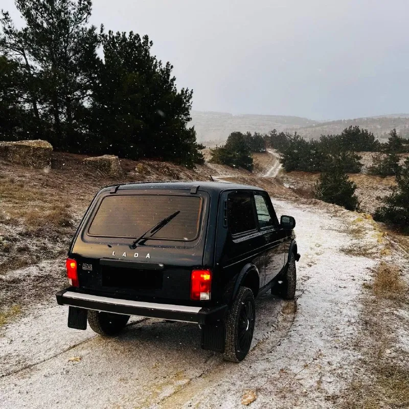 Нива legend 2024 один хозяин авто из салона на гарантии, гаражное хранение, пробег 29000, установлен кондиционер, хорошая аудио система, передние фары линзы, тонировка, обработана полностью антикором, новая летняя резина в комплекте, цена 1150000 без торга. +79495681059. 📲 tg: сергей 📞 звоните: +7(949)5681059 - фотография - 2