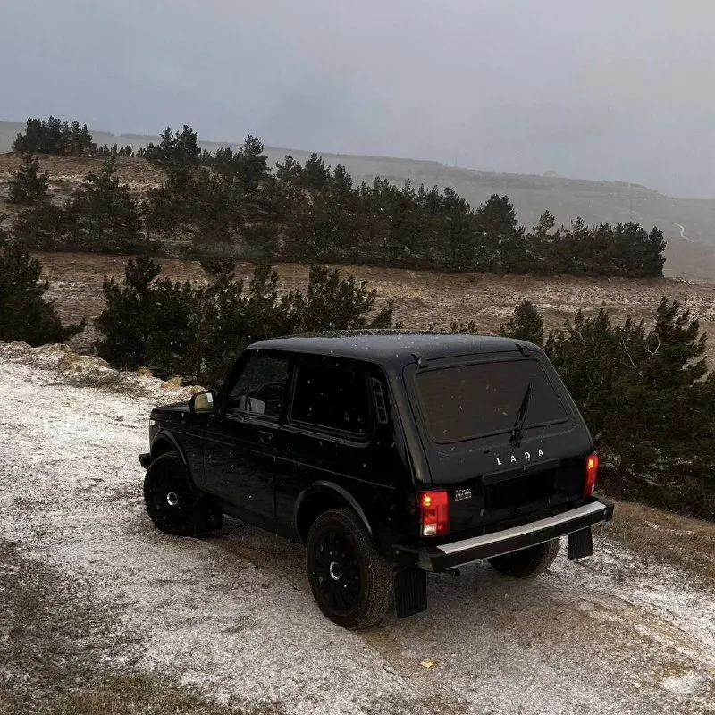 Нива legend 2024 один хозяин авто из салона на гарантии, гаражное хранение, пробег 29000, установлен кондиционер, хорошая аудио система, передние фары линзы, тонировка, обработана полностью антикором, новая летняя резина в комплекте, цена 1150000 без торга. +79495681059. 📲 tg: сергей 📞 звоните: +7(949)5681059 - фотография - 3